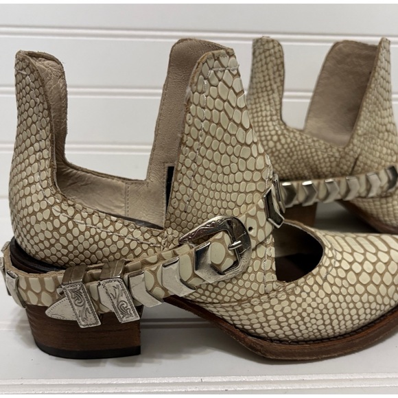 FREEBIRD BLADE Ivory Snake Leather Buckle Ankle Boots Booties Womens Size 5 - Picture 3 of 9